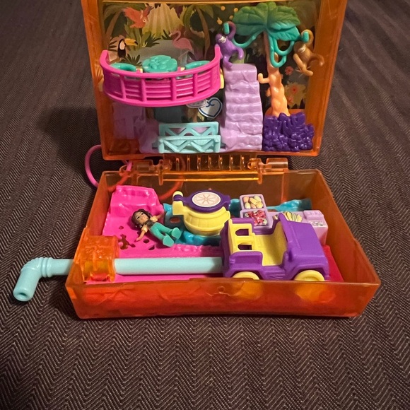 Polly Pocket Jungle Safari Juice Box Compact & Pollyville Hotel Play set - Picture 3 of 4
